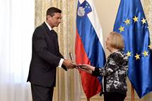 5. 7. 2017, Ljubljana – Predsednik Pahor z medaljo za zasluge Republike Slovenije odlikoval Miriam Steiner Aviezer (STA/Tamino Petelinek)